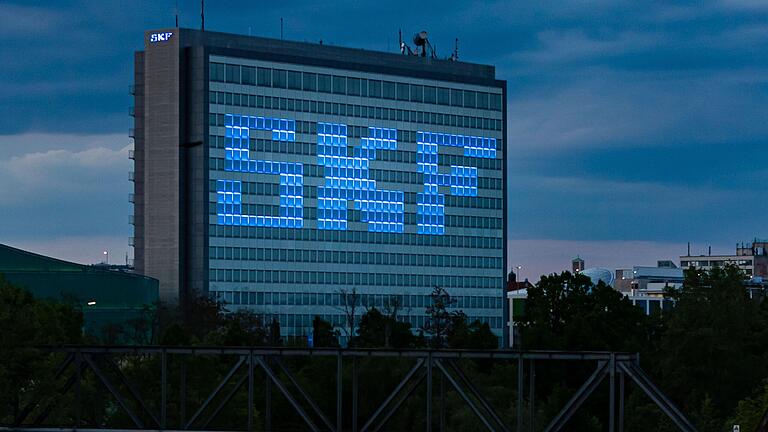 Ein Schweinfurter Wahrzeichen: Das SKF - Verwaltungshochhaus mit dem markanten Schriftzug. Das Gebäude wurde vor 60 Jahren eingeweiht. Ein Schweinfurter Wahrzeichen: Das SKF - Verwaltungshochhaus mit dem markanten Schriftzug. Das Gebäude wurde vor 60 Jahren eingeweiht.