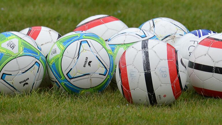 Fußbälle auf dem Rasen. Die Gemeinschaft der Fußballtrainer (GFT) Unterfranken bietet eine Fortbildung zum Thema 'Torschuss in der Goldenen Zone' für Trainerinnen und Trainer an. Referent ist Hendrik Baumgart. Fußbälle auf dem Rasen. Die Gemeinschaft der Fußballtrainer (GFT) Unterfranken bietet eine Fortbildung zum Thema 'Torschuss in der Goldenen Zone' für Trainerinnen und Trainer an. Referent ist Hendrik Baumgart.