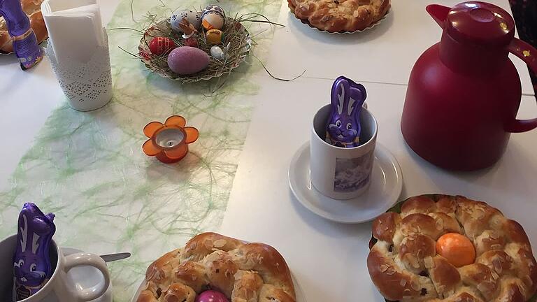 Gedeckter Tisch für AWO-Senioren. Gedeckter Tisch für AWO-Senioren.