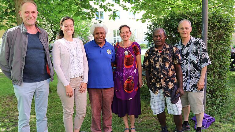 Dekan Günther Klöss-Schuster, Compliance-Beauftragte Christina Engels-Müller, Partnerschaftskoordinator Kinim Siloi, Sabine Schmidt von MEW, Pastor Robert Baraino aus Logaweng und Pfarrer Hans Gernert überarbeiteten die Projektbeschreibung.