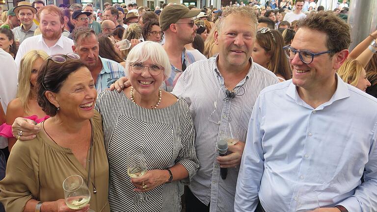 Staatsministerin Claudia Roth beim Festival 'Wein am Stein' mit den Winzern Ludwig und Sandra Knoll, rechts Bürgermeister Martin Heilig.