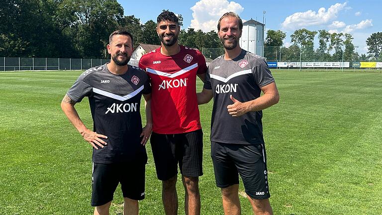 Neuzugang Ebrahim Farahnak mit Kickers-Cheftrainer Markus Zschiesche (links) und Co-Trainer Ronny Ermel. Neuzugang Ebrahim Farahnak mit Kickers-Cheftrainer Markus Zschiesche (links) und Co-Trainer Ronny Ermel.