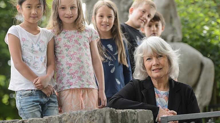 Abschied von Schulleiterin Brigitte Debes - Schulleiterin Brigitte Debes mit den Erstklässlern (von links) Sieyeong Han, Zoë Donga, Franziska Schmid, Justus Alquen und Louis Kernchen vor dem Eingang zur Steinbachtalschule in Würzburg. Debes geht nach 41 Dienstjahren zum Ende des Schuljahres in den Ruhestand. Abschied von Schulleiterin Brigitte Debes - Schulleiterin Brigitte Debes mit den Erstklässlern (von links) Sieyeong Han, Zoë Donga, Franziska Schmid, Justus Alquen und Louis Kernchen vor dem Eingang zur Steinbachtalschule in Würzburg. Debes geht nach 41 Dienstjahren zum Ende des Schuljahres in den Ruhestand.