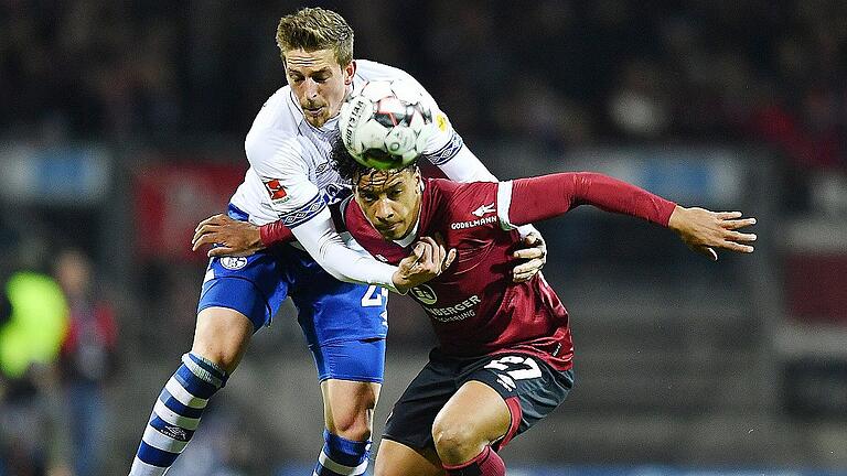 Fussball       -  Nicht in den Griff bekamen die Schalker Nürnbergs Besten Matheus Pereira (rechts), der den Elfmeter herausholte und die Flanke zum 1:0 schlug. Hier versuchte sich Bastian Oczipka mit einem Klammergriff.