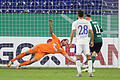 Das hätte das 2:2 für den FC 05 sein können: Doch der Schweinfurter Amar Suljic (rechts) scheitert mit seinem Foulelfmeter an Schalkes Schlussmann Ralf Fährmann.