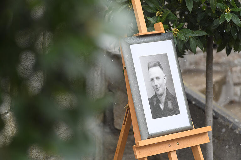 Am 7. April 1945 wurde Alfred Eck am Marktplatz in Aub hingerichtet. Am 7. April 1945 wurde Alfred Eck am Marktplatz in Aub hingerichtet. 