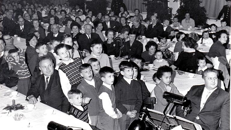 Da muss 1962 auf der Bühne der Weihnachtsfeier ganz schön was los gewesen sein. Anders sind diese begeisterten Kinderaugen nicht zu erklären. Da muss 1962 auf der Bühne der Weihnachtsfeier ganz schön was los gewesen sein. Anders sind diese begeisterten Kinderaugen nicht zu erklären.