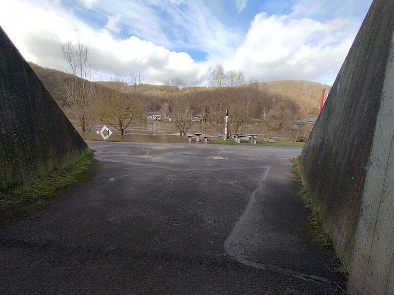 Das Wasser aus dem Main tritt nach dem Hochwasser der vergangenen Woche an der Wernfelder Unterführung am Dienstag noch über das Ufer. In der Unterführung steht es allerdings schon länger nicht mehr. Das Wasser aus dem Main tritt nach dem Hochwasser der vergangenen Woche an der Wernfelder Unterführung am Dienstag noch über das Ufer. In der Unterführung steht es allerdings schon länger nicht mehr.