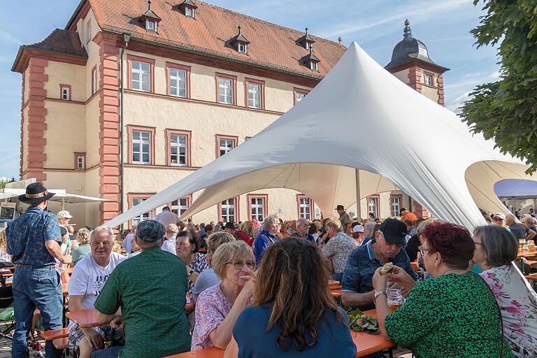 Das GeMÜNDUNGsfest am Gemündener Huttenschloss ist alljährlich Endstation des Staffellaufes von Musik und Kultur im Rahmen des SaaleMusicums durch drei Landkreise entlang der Fränkischen Saale. Es zieht viele Interessierte in den Hof des Huttenschlosses.