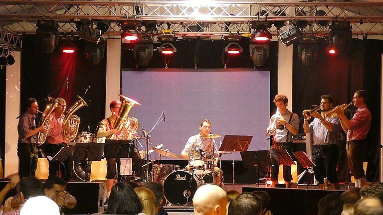 &bdquo;Die Blechköpf&rdquo; unterhielten beim Oberstreuer Brauhausfest stimmungsvoll mit Blasmusik. Im Bild (von rechts) Johannes Ebert, Benno Hoch, Elias Hartung, Johannes Klösel, Andreas Türk, Sandro Hartung und Julian Weber.