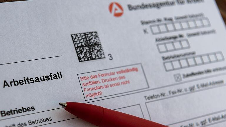 Ein Antrag für Kurzarbeitergeld der Bundesagentur für Arbeit: Profi-Sportler müssen diesen, so vom Verein vorgelegt, nicht zwingend unterschreiben. Ein Antrag für Kurzarbeitergeld der Bundesagentur für Arbeit: Profi-Sportler müssen diesen, so vom Verein vorgelegt, nicht zwingend unterschreiben.