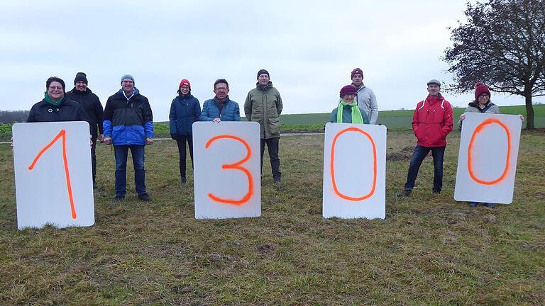 Das Team der Bürgerinitiative um Werner Binnen (Zweiter von rechts) präsentiert am Dümmersberg die Zahl 1300. So viele Unterschriften kamen bereits zusammen. Das Team der Bürgerinitiative um Werner Binnen (Zweiter von rechts) präsentiert am Dümmersberg die Zahl 1300. So viele Unterschriften kamen bereits zusammen.