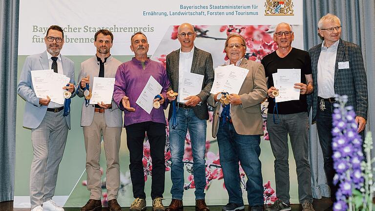 Die erfolgreichen Brenner aus dem Landkreis Würzburg (von links) Mathias Krönert, Michael Wenninger, Peter Piesch, Thomas Pabst, Georg Gößwein, Michael Göpfert und Hubert Fröhlich, der Vorsitzende des Fränkischen Klein- und Obstbrennerverbandes.