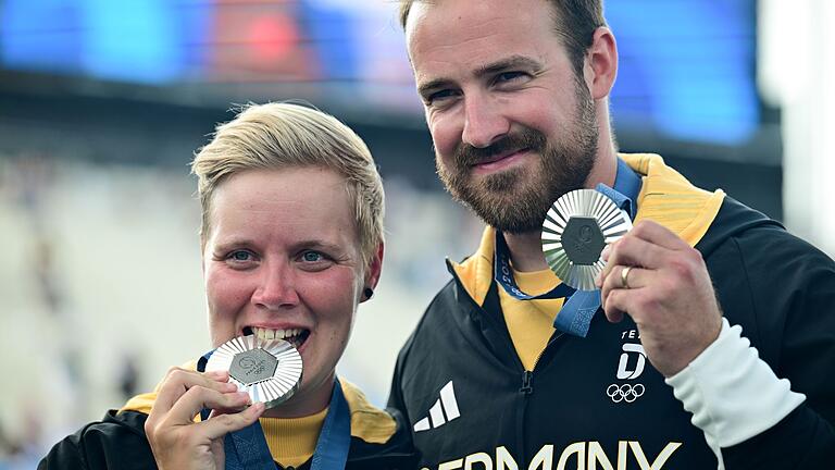 Paris 2024 - Bogenschießen       -  Michelle Kroppen und Florian Unruh jubeln über die erste deutsche Olympia-Medaille im Mixed.