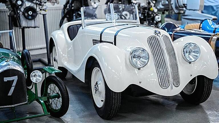 Würzburg auf dem Weltmarkt: Feierabend Oldtimer       -  Der BMW 328, hier als Miniaturmodell, wurde als Rennsportwagen entwickelt.