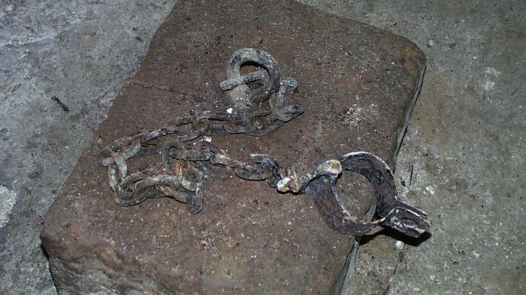 Der Steinblock mit der Kette und den daran befestigten Fußschellen, womit die Gefangenen angekettet wurden, ist heute noch im Kerker im Alten Rathaus in Lohr vorhanden.