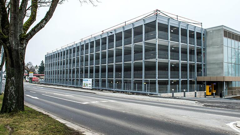 Das neue Parkhaus der Stadt Schweinfurt an der Mainberger Straße. 300 Plätze für Mitarbeitende des Leopoldina stehen darin zur Verfügung.