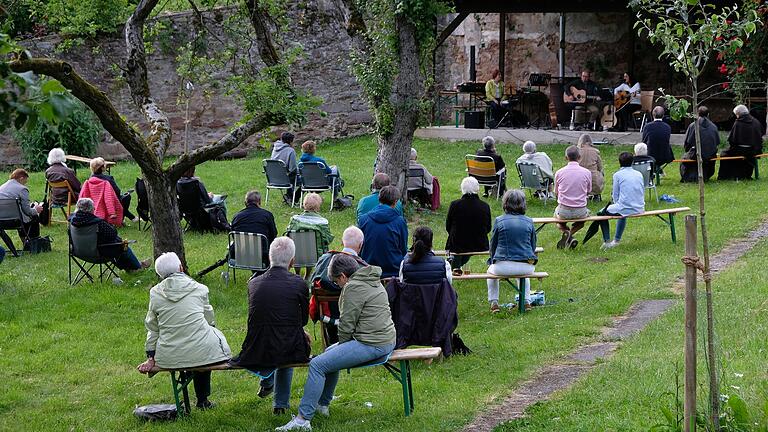 Sommerliche Atmosphäre herrschte bei der 'Echt.Zeit' im Pastoralen Raum Gemünden mit dem Duo 'Saite an Saite' (Fulda) im Klostergarten Schönau.