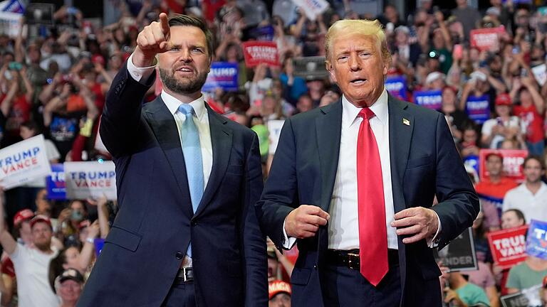 Wahlkampf in den USA - Trump und Vance       -  Schon ein wenig länger dabei: Donald Trump und J.D. Vance.