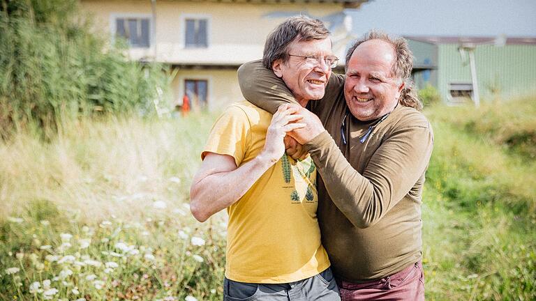 Die beiden Brüder Manfred, der KI-Professor und Albert, der Bio-Bauer, könnten unterschiedlicher nicht sein. Aber beide sind Experten auf ihrem Gebiet. Die beiden Brüder Manfred, der KI-Professor und Albert, der Bio-Bauer, könnten unterschiedlicher nicht sein. Aber beide sind Experten auf ihrem Gebiet.