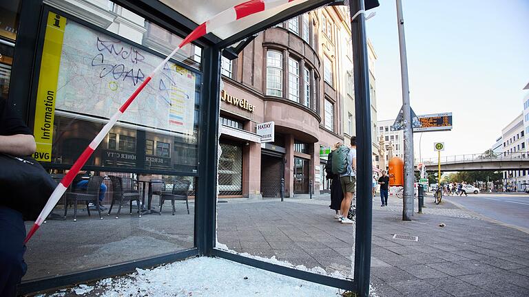 Schüsse in Berlin-Schöneberg       -  Die Scheibe einer Bushaltestelle ist vermutlich durch Schüsse zerborsten.