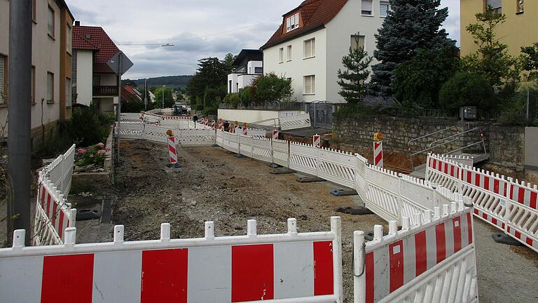 Der Landkreis verantwortet unter anderem die Fahrbahnerneuerungen zahlreicher Ortsdurchfahrten wie hier in Retzbach.