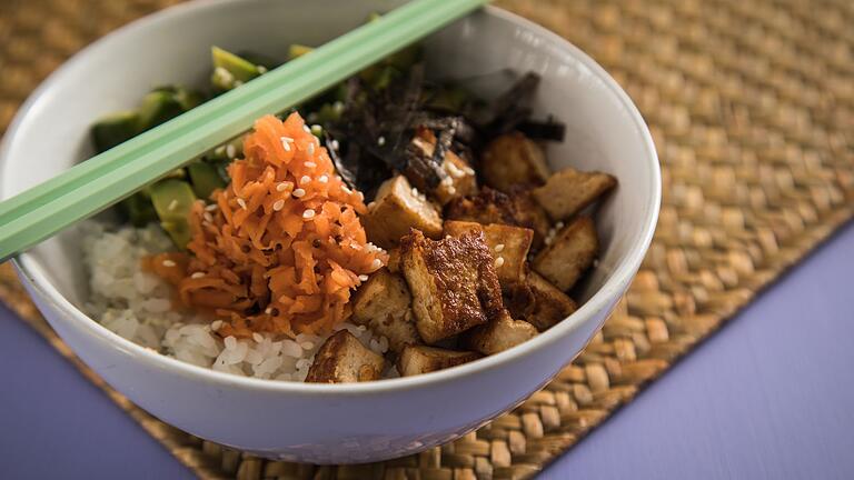 Poke Bowl mit Tofu - Poke Bowls gibt es meist mit Hähnchen-, Lachs- oder Thunfisch-Würfeln. Mit Tofu-Würfeln werden sie eine leckere vegane Speise. Poke Bowl mit Tofu - Poke Bowls gibt es meist mit Hähnchen-, Lachs- oder Thunfisch-Würfeln. Mit Tofu-Würfeln werden sie eine leckere vegane Speise.