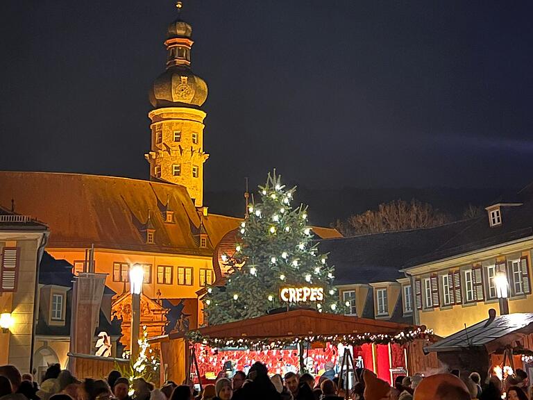 Der Weihnachtsmarkt in Weikersheim ist gut besucht. Der Weihnachtsmarkt in Weikersheim ist gut besucht.