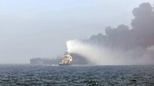 Schiffskollision vor britischer Küste       -  Vor der britischen Küste sind ein Öltanker und ein Frachtschiff zusammengestoßen.