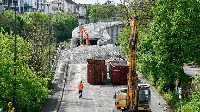 Bagger und Betonreste: Die Rampe Johann-Sperl-Straße wird abgerissen und durch einen Geh- und Radweg ersetzt. Sie liegt neben dem Hauptfriedhof.&nbsp;