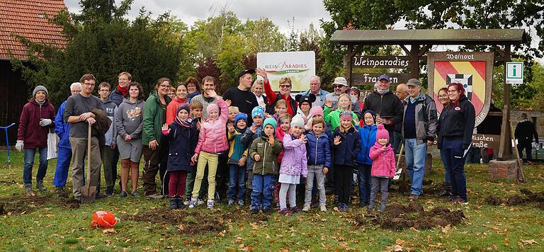 Erwachsene und Kinder pflanzten 1200 Osterglocken, die im nächsten Jahr zur Jubiläumsfeier aufblühen sollen. Erwachsene und Kinder pflanzten 1200 Osterglocken, die im nächsten Jahr zur Jubiläumsfeier aufblühen sollen.