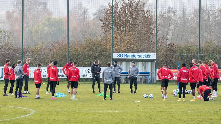 Auf dem Trainingsgelände am Sonnenstuhl in Randersacker gab Trainer Bernhard Trares am Montagnachmittag seine erste Einheit bei den Würzburger Rothosen.