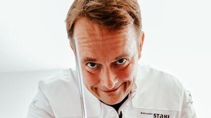 Winzer Christian Stahl wird vom Michelin-Guide für sein Restaurant Winzerhof Stahl mit einem Stern ausgezeichnet.