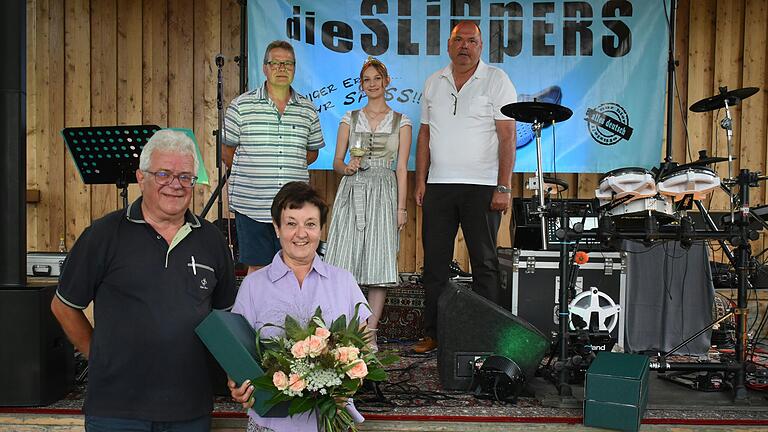 Otmar Pfrang und Marliese Heilmann wurden für ihre langjährigen Tätigkeiten geehrt. Hinten auf dem Bild sind von links Festleiter Martin Fischer, Weinprinzessin Emily Schärf und 2. Bürgermeister Manfred Barth.