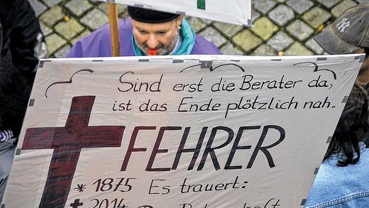 (huGO-ID: 21939030) Kampf um Arbeitsplätze: Zwischen 450 und 500 Menschen demonstrierten am Samstag in Kitzingen erneut gegen den geplanten Abbau von rund 400 Arbeitsplätzen beim Automobilzulieferer Fehrer. Unterstützt wurden sie dabei von Abordnungen aus zahlreichen Betrieben aus der Region, von Lokal-, Landes- und Bundespolitikern aller fast aller Parteien und Vertretern der Kirchen. Mit Trillerpfeifen und Ratschen zogen sie vom Bleichwasen auf den Platz der Partnerstädte vor dem Landratsamt zu einer gut eineinhalbstündigen Kundgebung. Organisiert hatten die Demonstration einmal mehr Daniele Nicolic, und Johanna Weiß, unterstützt von der IG-Metall. FOTO Weiskopf (huGO-ID: 21939030) Kampf um Arbeitsplätze: Zwischen 450 und 500 Menschen demonstrierten am Samstag in Kitzingen erneut gegen den geplanten Abbau von rund 400 Arbeitsplätzen beim Automobilzulieferer Fehrer. Unterstützt wurden sie dabei von Abordnungen aus zahlreichen Betrieben aus der Region, von Lokal-, Landes- und Bundespolitikern aller fast aller Parteien und Vertretern der Kirchen. Mit Trillerpfeifen und Ratschen zogen sie vom Bleichwasen auf den Platz der Partnerstädte vor dem Landratsamt zu einer gut eineinhalbstündigen Kundgebung. Organisiert hatten die Demonstration einmal mehr Daniele Nicolic, und Johanna Weiß, unterstützt von der IG-Metall. FOTO Weiskopf