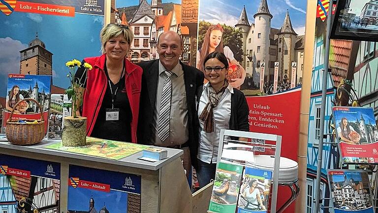 Lohr auf der TourNatur       -  (amk)   Reges Interesse herrschte am Messestand der Lohrer Touristinfo auf der TourNatur in Düsseldorf. Zusammen mit dem Tourismusverband Spessart-Mainland, Churfranken und dem Spessartbogen war die Stadt auf dieser Outdoor-Messe mit einem eigenen Stand vertreten. Die gemeinsame Werbung für den Spessart habe sich als sehr sinnvoll erwiesen, so Barbara Herrmann, Leiterin der Lohrer Touristinfo. Die Messe war mit 40 000 Besuchern gut besucht. Wie im Vorjahr war das Interesse an aktiven Freizeitangeboten groß, genau die passende Zielgruppe also für Lohr: naturbewusste, aktive, aber auch genussorientierte Wandertouristen. Im Bild Hannelore Etzel von der Lohrer Touristinfo, Ralf Reichwein, Bürgermeister der Stadt Klingenberg und Christina Postel, Geschäftsführerin des Tourismusverbandes Spessart-Mainland.