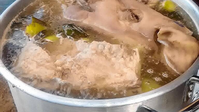 Schweineteile im Kochtopf. Schweineteile im Kochtopf.