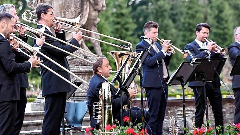 Das Blechbläserensemble Czech Brass begeisterte seine 800 Zuhörer beim Serenaden-Mozartfest-Konzert im Rokokogarten Veitshöchheim.