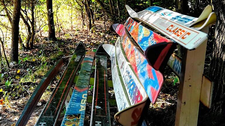 Der Winter ist zumeist eine sichere Bank in der Rhön. Skifans auf der Kreuzberg-Extratour werden sich über diese Sitzgelegenheit unweit von Sandberg freuen.