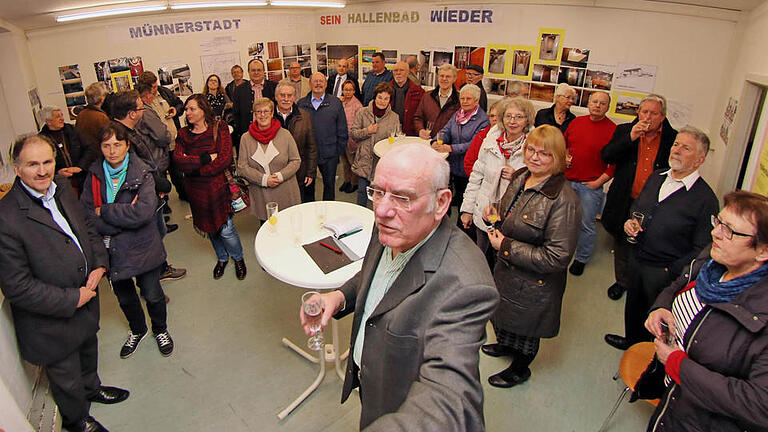 Zum Start der Ausstellung des Vereins 'Bürgerbad Münnerstadt' kamen zahlreiche interessierte Gäste. Der Vorsitzende des Vereins, Wolfgang Blümlein (Bildmitte), führte sie durch die Ausstellung, die noch bis zum 9. April geöffnet ist.  Foto: Dieter Britz       -  Zum Start der Ausstellung des Vereins 'Bürgerbad Münnerstadt' kamen zahlreiche interessierte Gäste. Der Vorsitzende des Vereins, Wolfgang Blümlein (Bildmitte), führte sie durch die Ausstellung, die noch bis zum 9. April geöffnet ist.  Foto: Dieter Britz