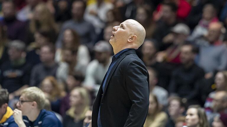 Manchmal sagt ein Bild tatsächlich mehr als viele Worte: Baskets-Trainer Denis Wucherer am Samstagabend in Braunschweig.