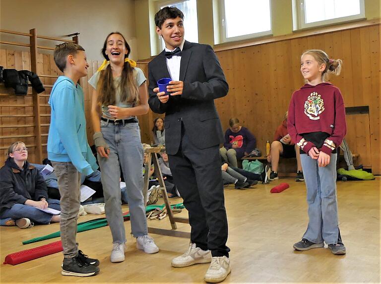 Bei den Proben zum Musical in der Grundschule in Mainstockheim kam der Spaß bei den Kids nicht zu kurz, wie man sieht.