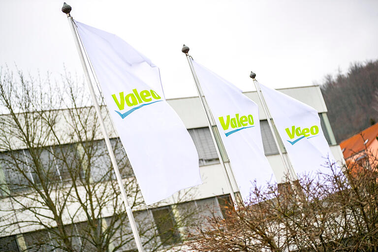 Am Standort Ebern sind laut Pressesprecher Andreas vom Bruch derzeit 1100 Mitarbeitende tätig. Noch – denn dort sollen 280 Stellen abgebaut werden. Am Standort Ebern sind laut Pressesprecher Andreas vom Bruch derzeit 1100 Mitarbeitende tätig. Noch – denn dort sollen 280 Stellen abgebaut werden.