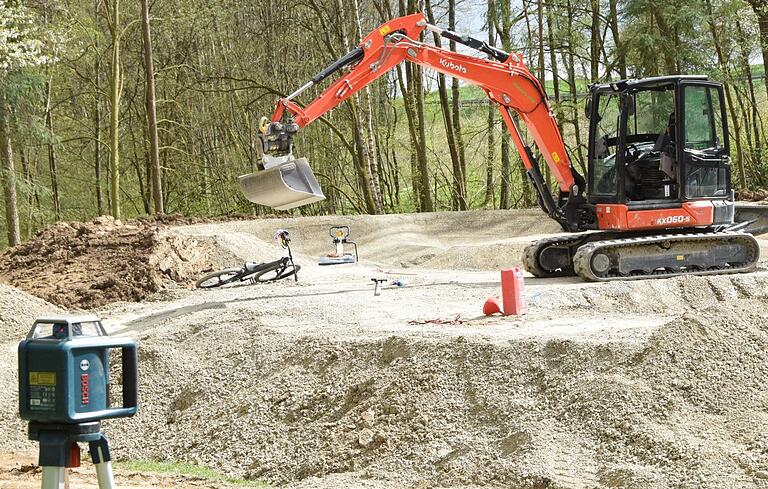 Die Kontoren des Pumptracks am Schullandheim Rappershausen sind bereits gut zu erkennen. Die Kontoren des Pumptracks am Schullandheim Rappershausen sind bereits gut zu erkennen.
