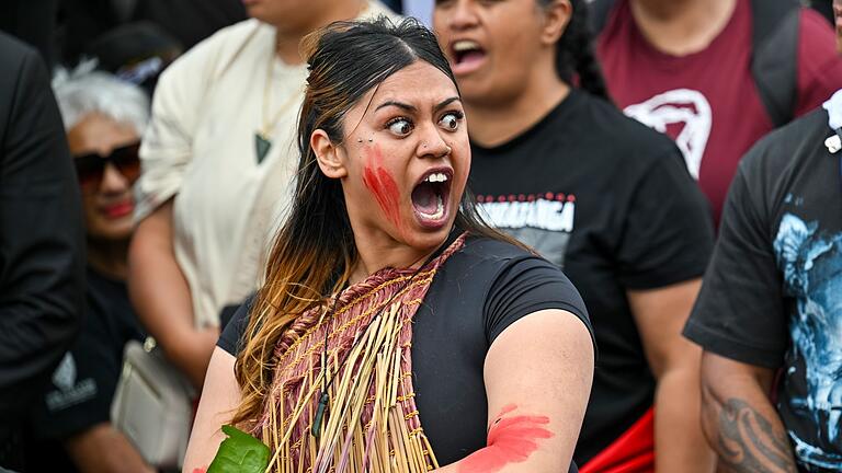 Māori protestieren gegen erneuerte Verträge aus britischen Zeiten       -  Viele Maori in Neuseeland haben ihrer Traditionen und Bräuche bewahrt. Berühmt ist etwa der rituelle Tanz &bdquo;Haka&rdquo;.