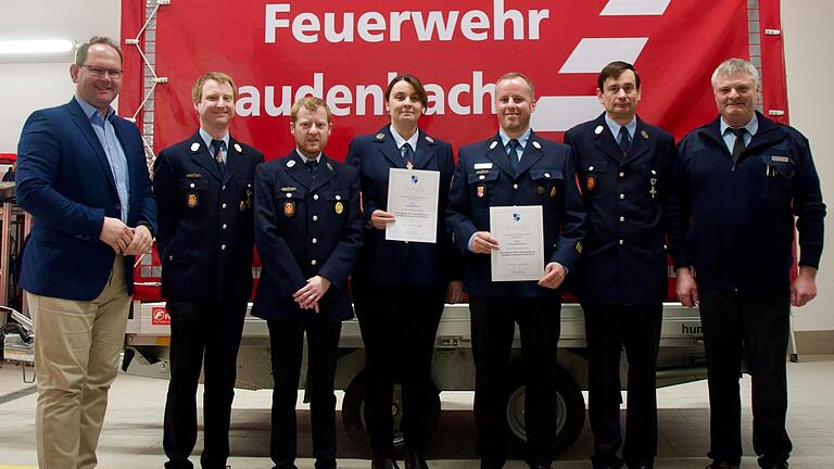 Auf dem Foto (von links): Bürgermeister Michael Hombach, Christof Gerhard (Stellvertretender Kommandant), Maximilian Gerhard (1. Vorsitzender), Sabine Winter, Jochen Wedmann, Jürgen Volpert (Kommandant), KBM Stefan Strohmenger.