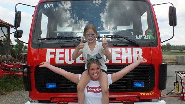 Zum alljährlichen Feuerwehrfest am Gerätehaus stand die Indienststellung und kirchliche Segnung des neu angeschafften Mehrzweckfahrzeuges (MZF) der Wehr im Mittelpunkt.