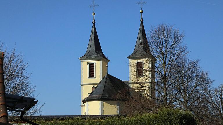 Nur wenige Pfarrkirchen haben in der Umgebung zwei Kirchtürme. Erbaut wurde sie zur Zeit der Gegenreformation von Dietrich Echter. Nur wenige Pfarrkirchen haben in der Umgebung zwei Kirchtürme. Erbaut wurde sie zur Zeit der Gegenreformation von Dietrich Echter.