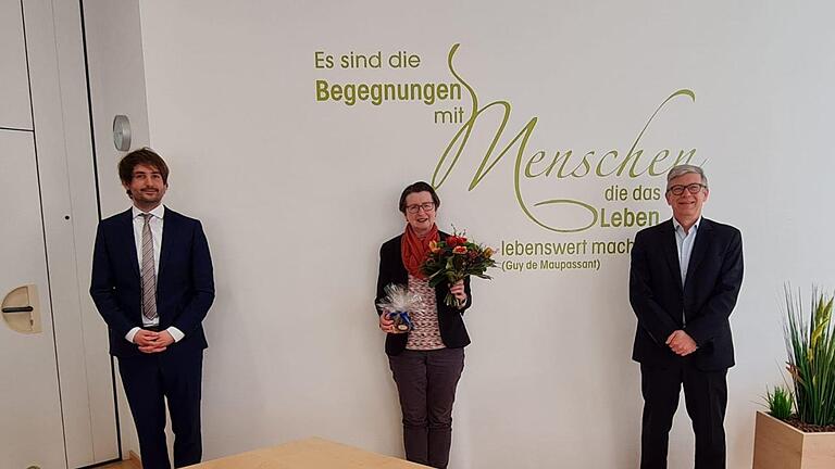 Abteilungsleiter Michael Scheiner (von links) verabschiedete Beate Greifensteiner, eine allseits geschätzte Kollegin, in die Freiphase der Altersteilzeit., Vorstand Jürgen Klubertanz schloss sich an. - Abteilungsleiter Michael Scheiner (von links) verabschiedete Beate Greifensteiner, eine allseits geschätzte Kollegin, in die Freiphase der Altersteilzeit., Vorstand Jürgen Klubertanz schloss sich an. Abteilungsleiter Michael Scheiner (von links) verabschiedete Beate Greifensteiner, eine allseits geschätzte Kollegin, in die Freiphase der Altersteilzeit., Vorstand Jürgen Klubertanz schloss sich an. - Abteilungsleiter Michael Scheiner (von links) verabschiedete Beate Greifensteiner, eine allseits geschätzte Kollegin, in die Freiphase der Altersteilzeit., Vorstand Jürgen Klubertanz schloss sich an.