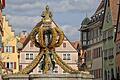 Ein farbenfroher Blickfang ist der Osterbrunnen in Rothenburg ob der Tauber: Am Oster-Wochenende wird im 'Lieblichen Taubertal' viel geboten.